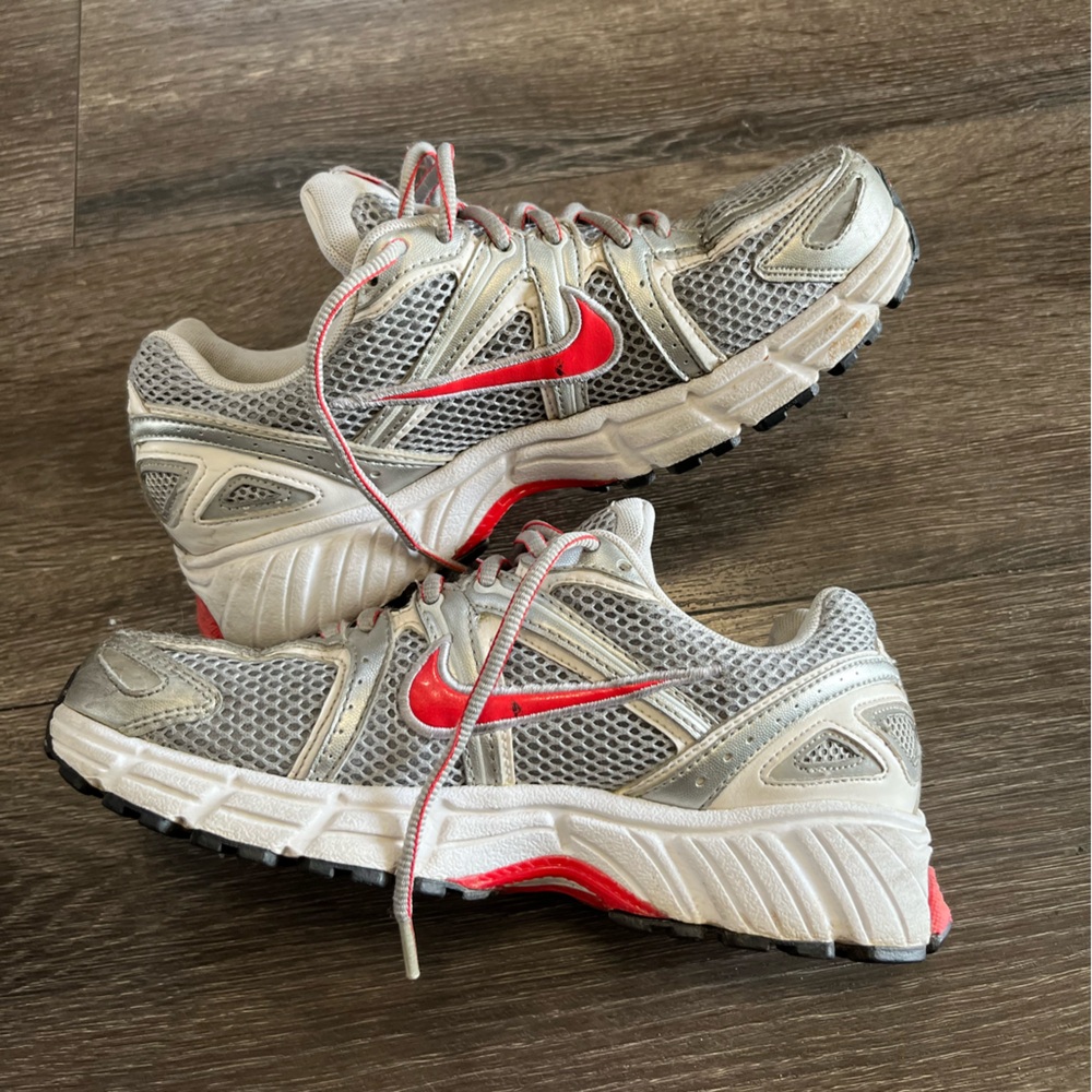 Nike Women's Gray Sneakers size 8 - Picture 4 of 9